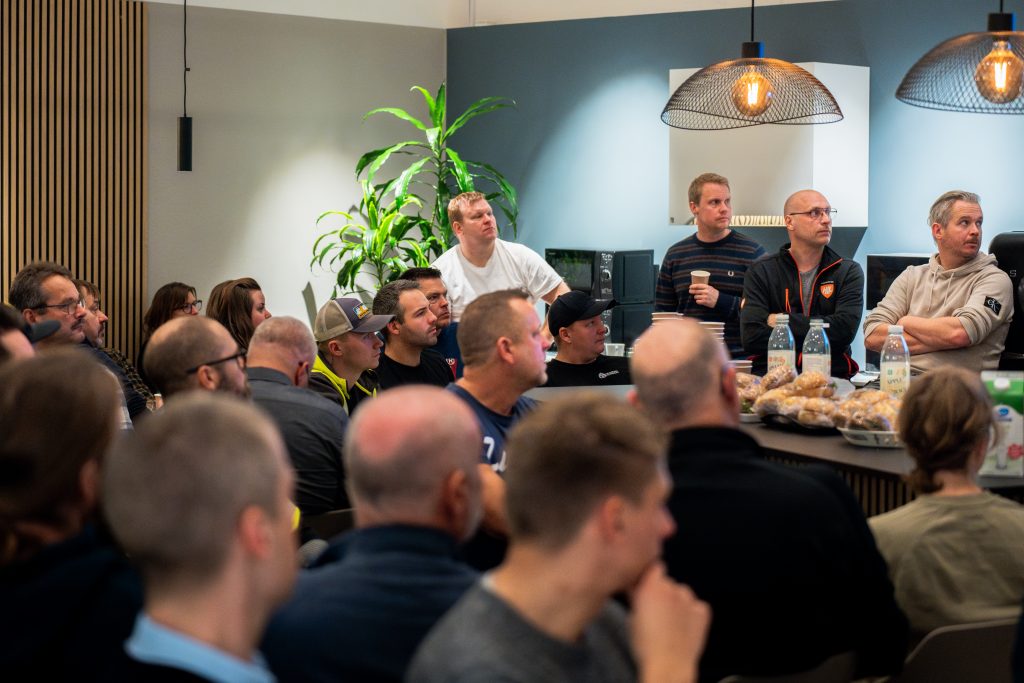 Besökare under Hydria Waters fabriksbesök i Borås, november 2024.